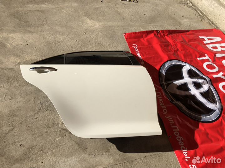 Задняя правая дверь 070 Toyota Camry v55