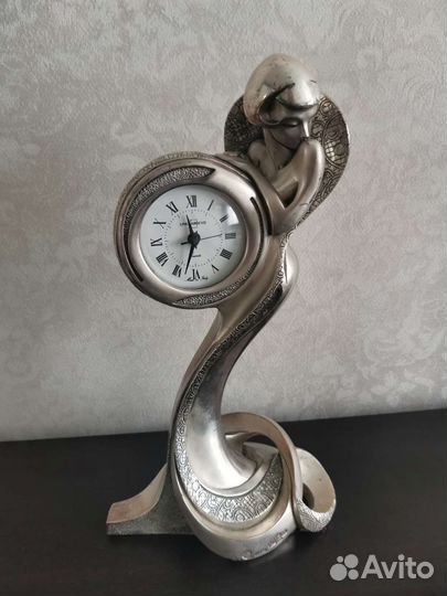 Предметы интерьера часы,зеркало, лампа