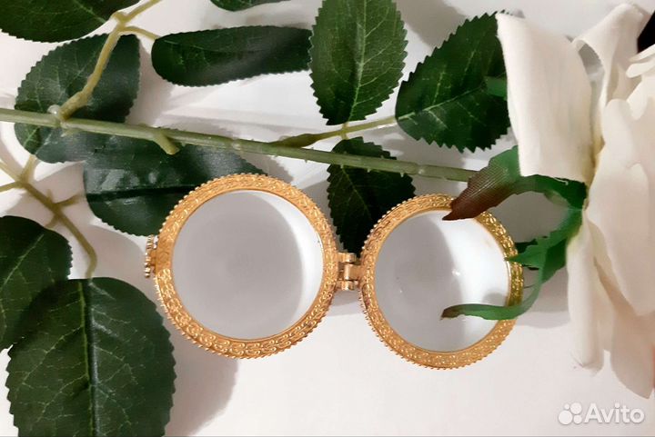 Шкатулка декоративная яйцо на ножках