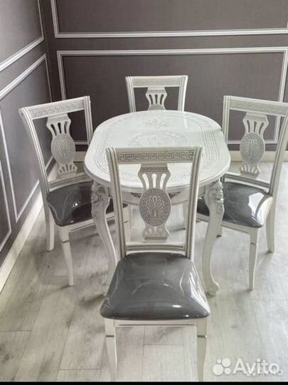 Стол и стулья