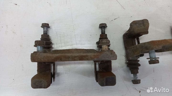 Скоба суппорта задняя Toyota Camry XV50