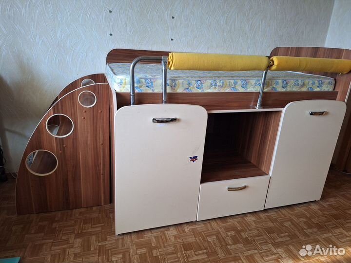 Продам детскую кровать бу