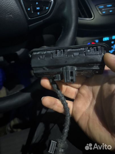 Кнопка багажника с камерой заднего вида поло