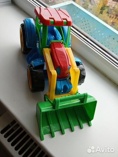 Игрушка синий трактор