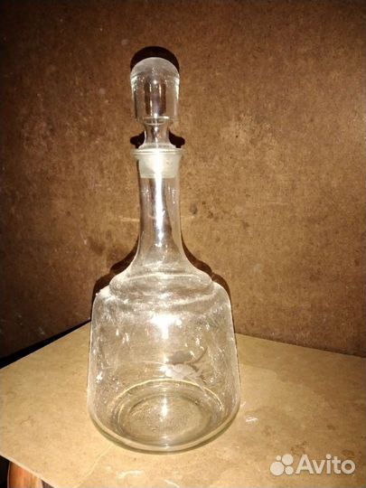 Графины, стаканы, тарелки, банки