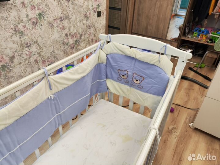 Детская кроватка с матрасом и бортиками