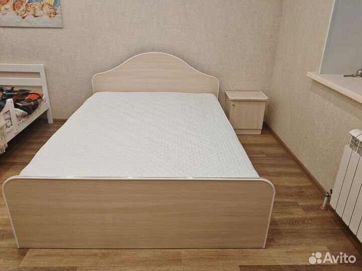 Кровать двухспальная с матрасом 140 на 200