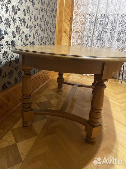 Стол и стулья