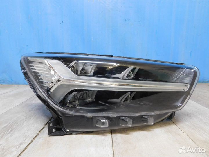 Фара правая Volvo XC40 с 2017