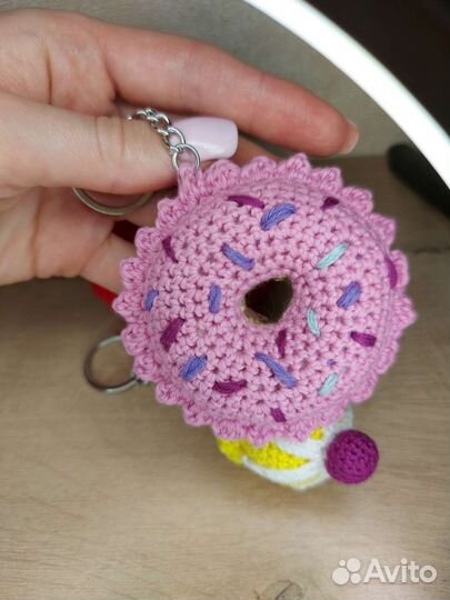 Вязаный брелок пончик