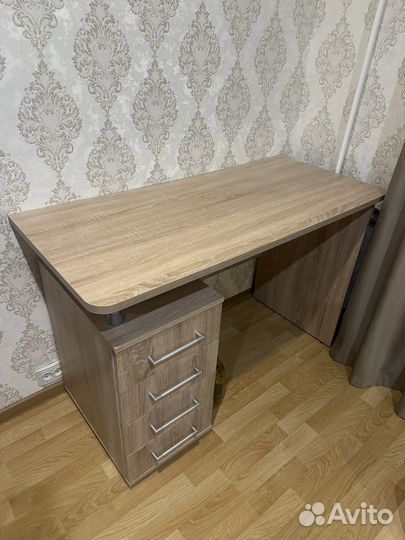 Письменный стол