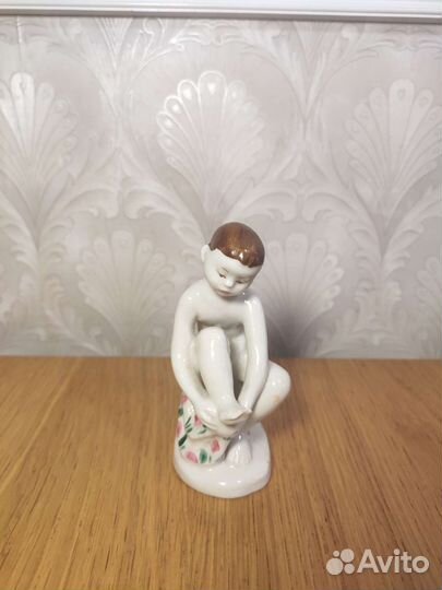 Статуэтка мальчик с полотенцем лфз скол