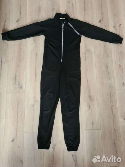 Комбинезон черный, вставки по бокам, приталенный