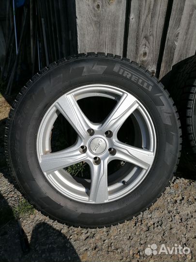 Pirelli Ice Zero 215/60 R16