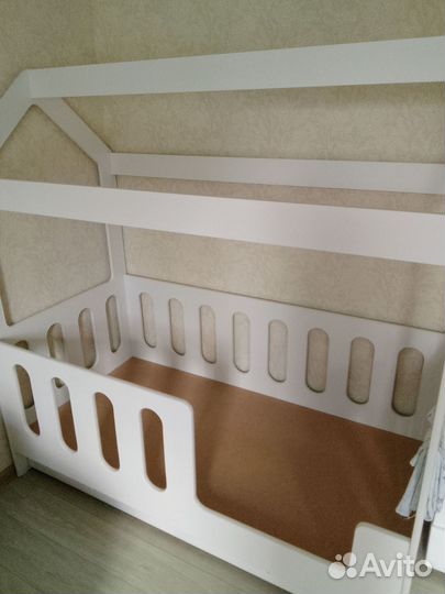 Детская кроватка домик