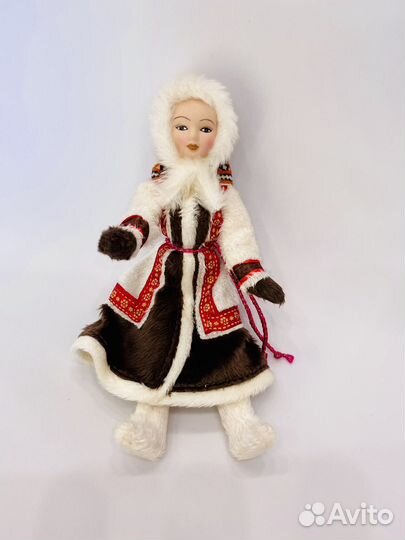 Кукла фарфоровая