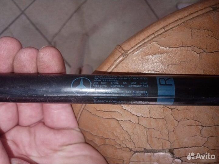 Амортизатор капота Mercedes-Benz E-Class W212 2012