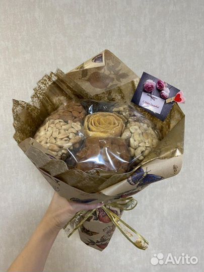 Букет из орехов и сухофруктов