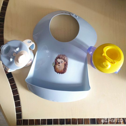 Поильник, нагрудник для кормления