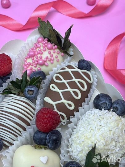 Комбо наборы из цветов и клубники в шоколаде