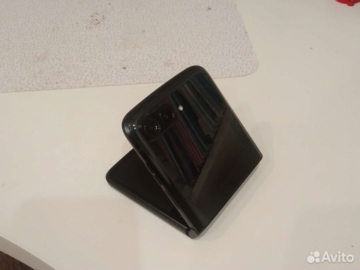 Продам смартфон-раскладушка Motorola razr 2022
