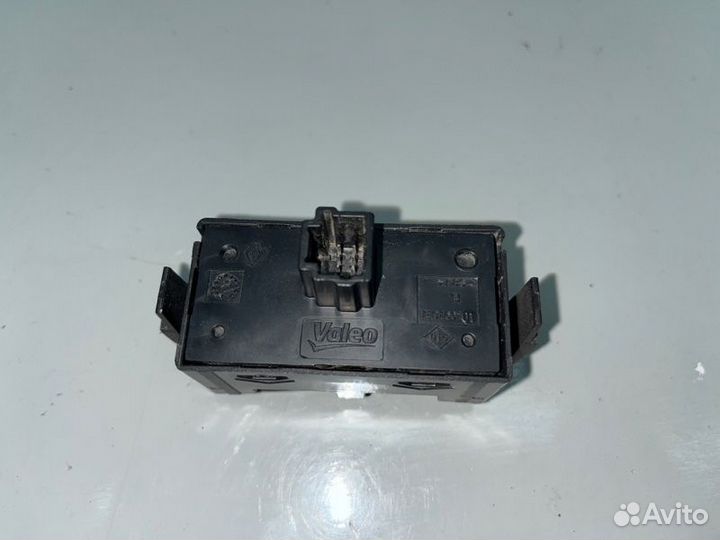 Кнопка аварийной сигнализации Renault Logan 2
