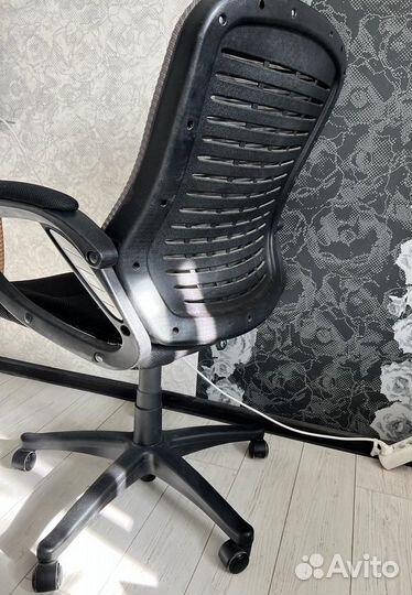 Компьютерный стул (кресло)
