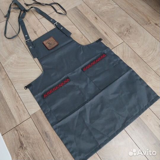 Фартук с кожаными вставками и вышивкой