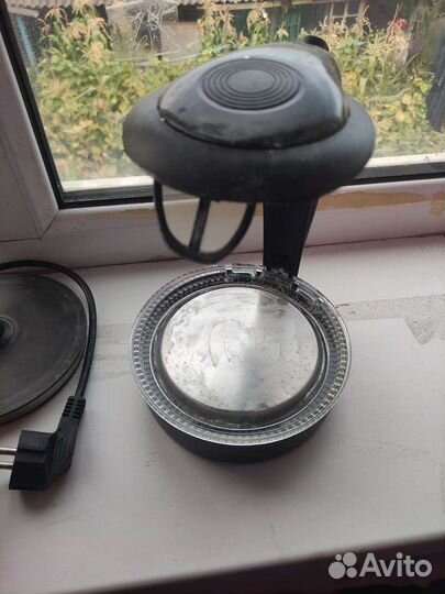 Электрический чайник разбитый