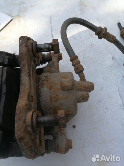 Суппорт тормозной передний левый Nissan Primera