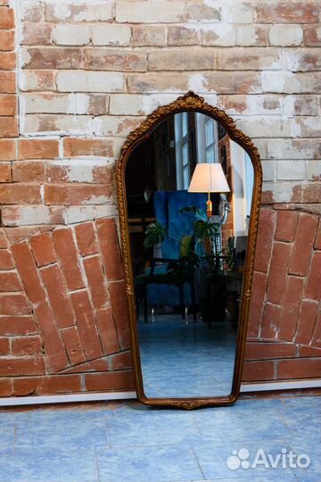 Зеркало винтажное в металлической узорной раме