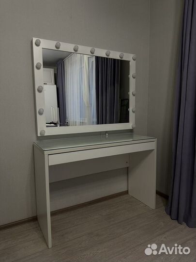 Гримерный столик с зеркалом и подсветкой