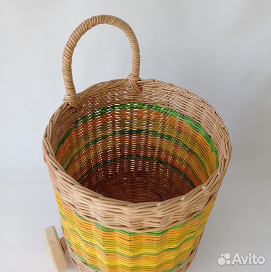 Плетеная тележка. Плетеная корзина для детских игр