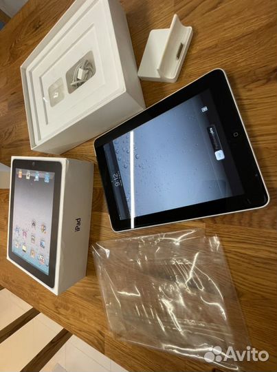 iPad 1 32gb в полном комплекте+ док станция, чехол