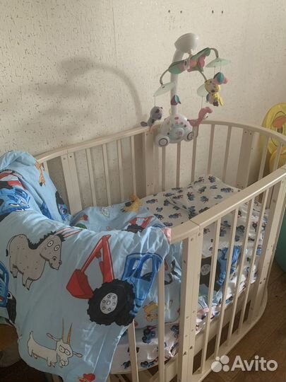 Детская кроватка с маятником