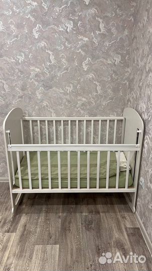 Детская кроватка с маятником