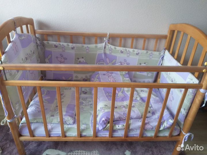 Кроватка с маятником и балдахином