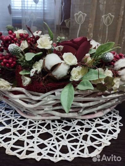 Большая композиция из искуственных цветов в лозе