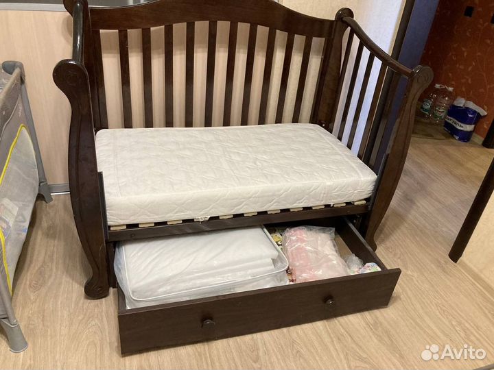 Детская кроватка с продольным маятником