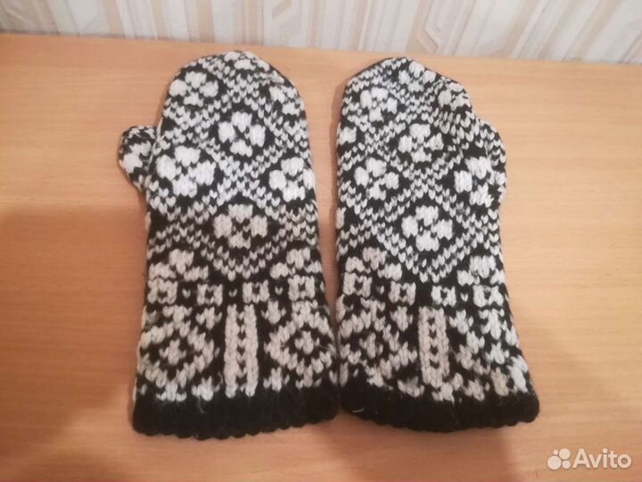 Варежки вязанные. Шапки норковые