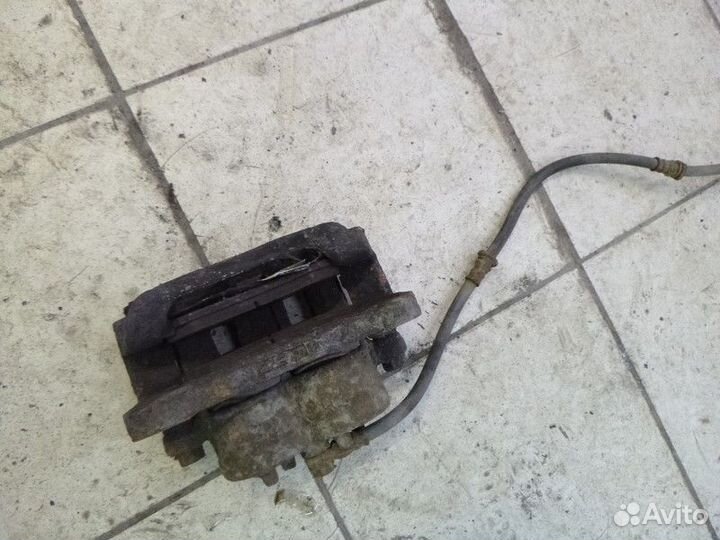 Суппорт передний правый mitsubishi pajero/montero