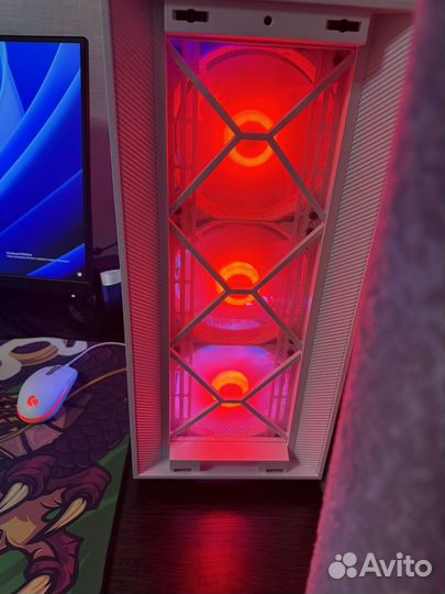 Игровой компьютер с монитором и клавиатурой