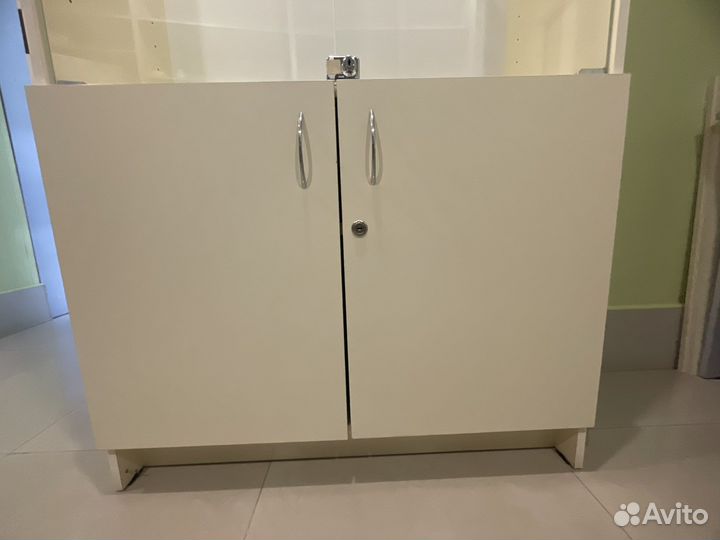 Шкаф витринный