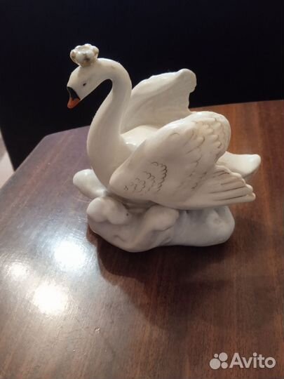 Статуэтка лебедь