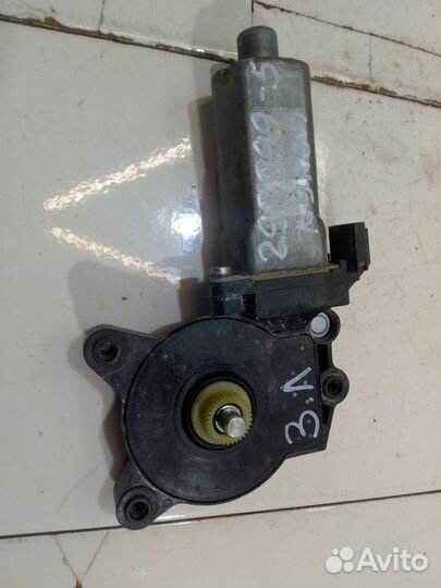 Моторчик стеклоподъемника задний левый