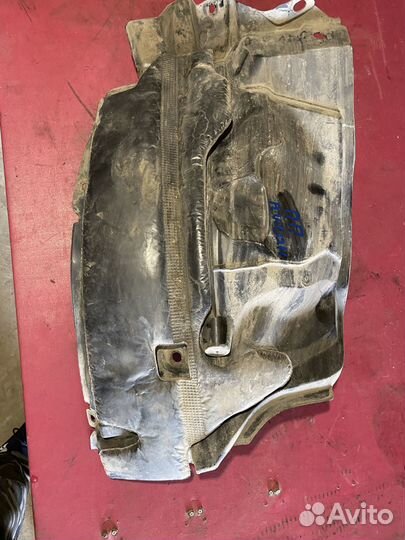 Подкрылок передний правый Nissan Tiida