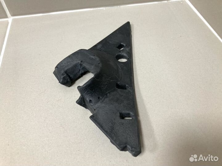 Уплотнитель правого зеркала Skoda Fabia 2010-2015