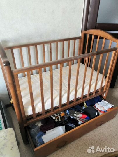 Детская кроватка с маятником и ящиком