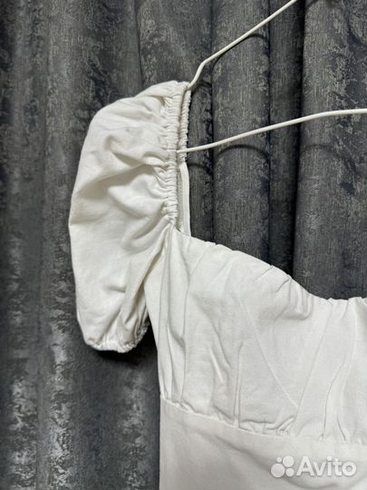 Белое платье с открытой спиной 42