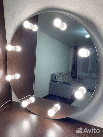 Круглое гримерное зеркало с лампочками